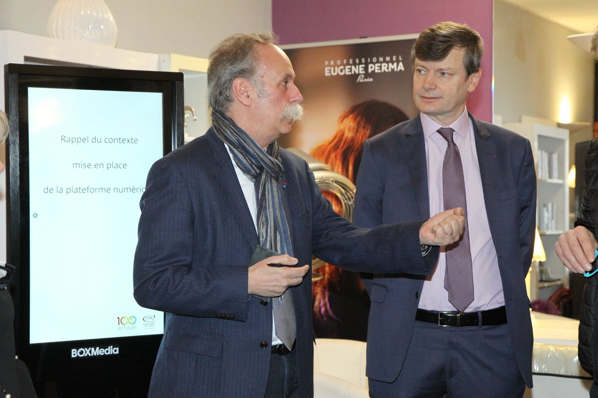 Prefet54's tweet photo. .@Prefet54 participe à la présentation du dispositif "100% artisan" aux côtés de la #CMA54, puis inaugure le premier taxi 100% électrique de Meurthe-et-Moselle, propriété de l'entreprise "Taxi 45". https://t.co/80o2GAJ443