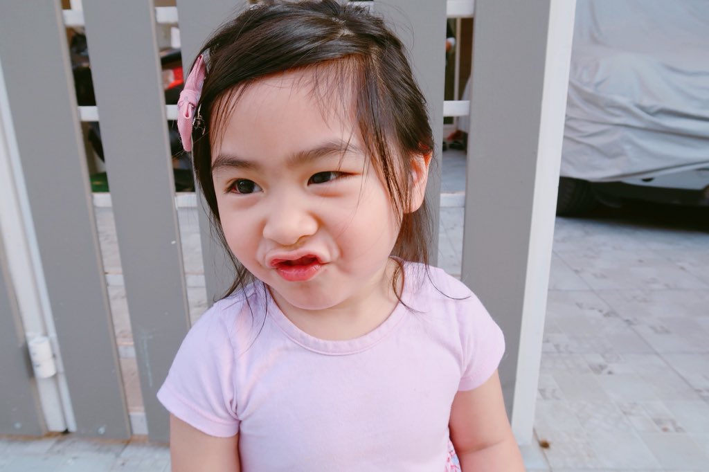 belleinsmile's tweet photo. นี่คือท่ายิ้มและทำปากจู๋ไปพร้อมๆกัน 

#ชูใจ https://t.co/IQd9nuEa56