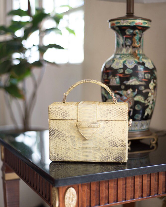 Sending you a little box of sunshine ☀️ 'Abelle' back in stock at our e-shop bit.ly/2FUyzlT #AdrianaCastro