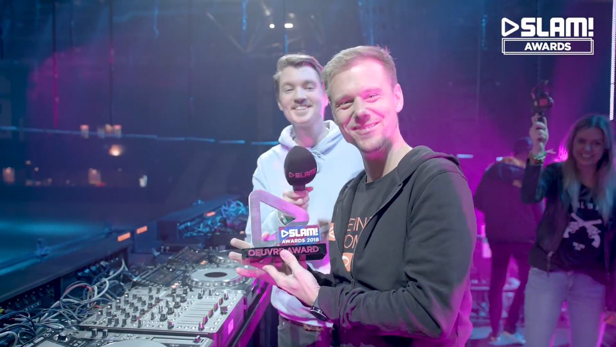 sonjamulder's tweet image. Bij deze alweer gefeliciteerd 🎉😉@arminvanbuuren .
Deze keer met je @slamofficial #slamfm #OeuvreAward 
Top 👍🏼