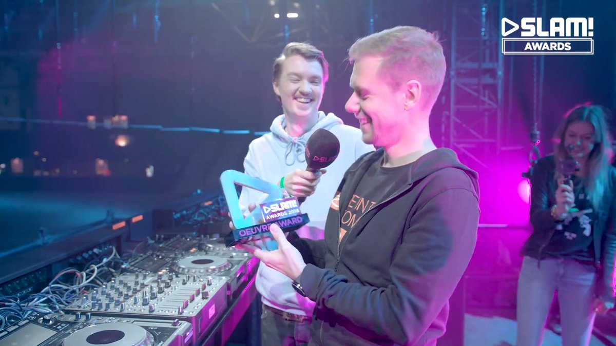 sonjamulder's tweet image. Bij deze alweer gefeliciteerd 🎉😉@arminvanbuuren .
Deze keer met je @slamofficial #slamfm #OeuvreAward 
Top 👍🏼
