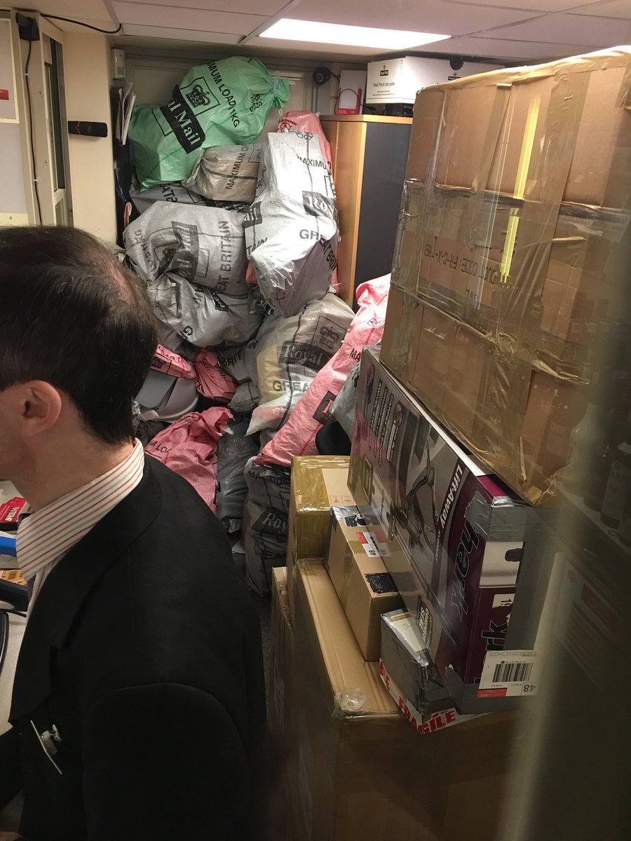 bepo836's tweet photo. Our Peter is a little swamped - we need a clearance!
#SnowPost #FullUp #RoyalMail https://t.co/OOgjq3Rb8p