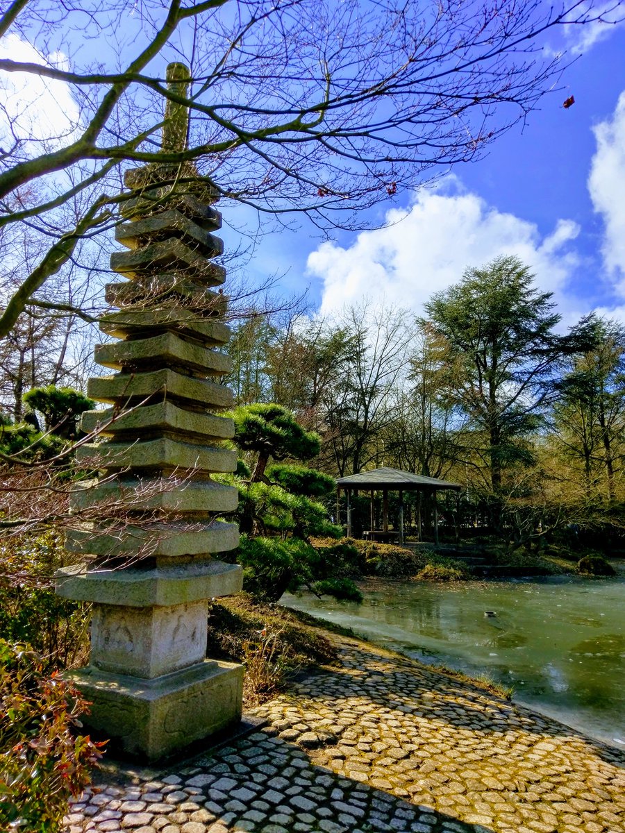 AkoSiAys's tweet photo. The Posttower and Langer Eugen as seen from the Japanese Garden in @BonnerRheinaue.
#Bonn https://t.co/zrAHQRupMe