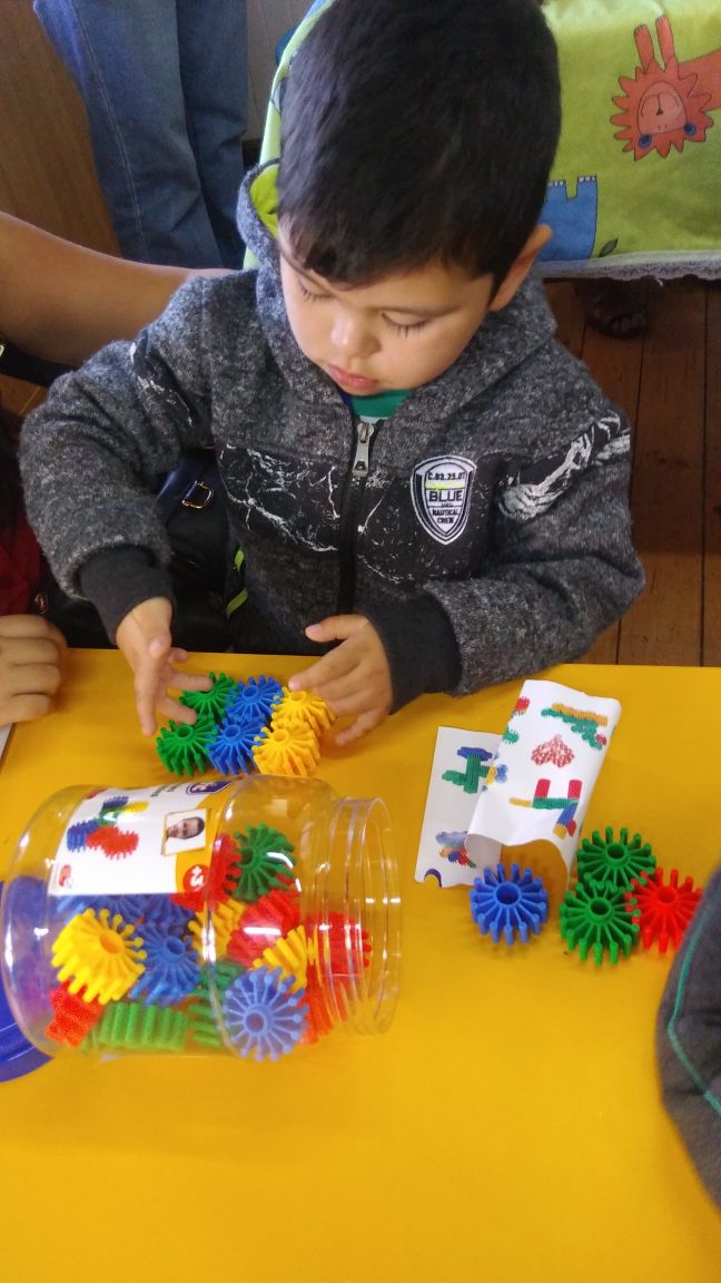 scarleetvergara's tweet photo. Mi maxito a pre kinder ❤❤ #MiPrimerDíaDeClasesMG https://t.co/fjLbW4c70L