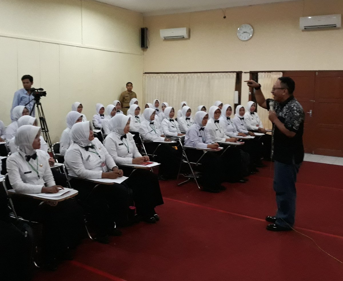 BudiyantoEdi's tweet photo. Bkn P@kSinoeng klo nggak bisa mng-aduk2 prasaan &amp; skligus mbakar smngat pserta Diklat Prajab.
Ada sgudang hikmah bs dipetik dr pncerahan mlm ini. Bngkit muncul timbulnya motivasi, ksadaran, empati, &amp; tak kalah pnting trsuplainya energi positif. Keren abis deh! @Sinoeng69 https://t.co/rKQbrMmNmI