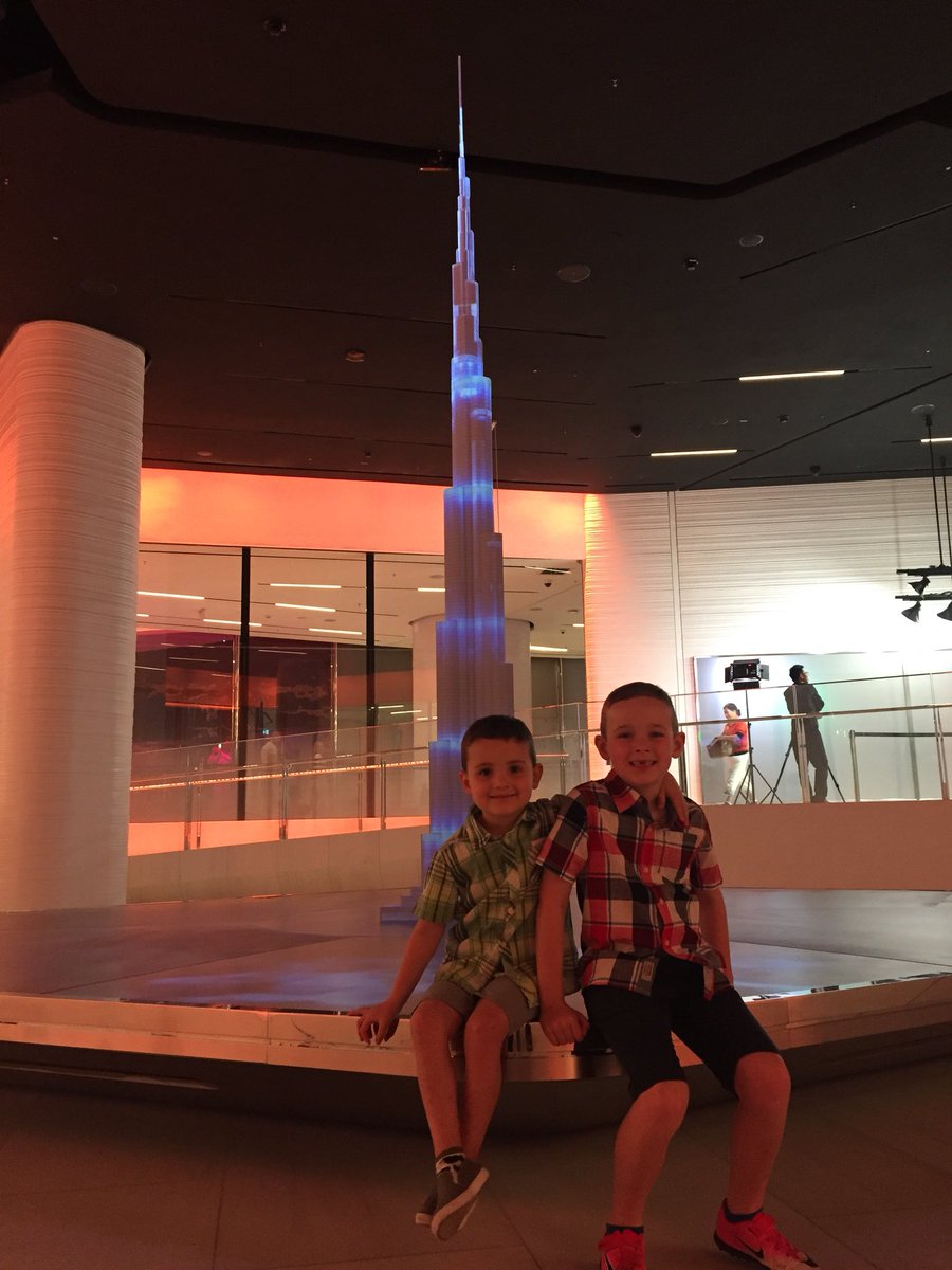 eyecollins's tweet photo. #BurjKhalifa https://t.co/fGpKUqGPu4