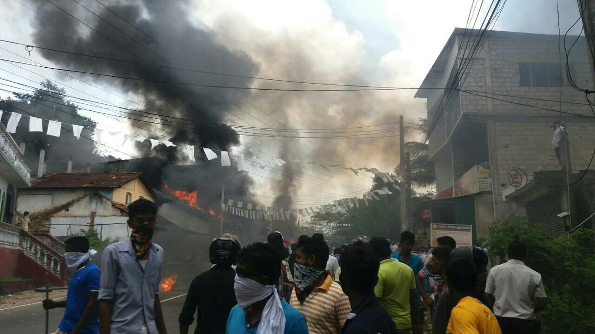 dilkiuresha's tweet photo. මහනුවරට පොලිස් ඇඳිරි නිතිය. #lka #Kandy #Police
https://t.co/PduVFE09EL https://t.co/g7lrHQJ8lQ