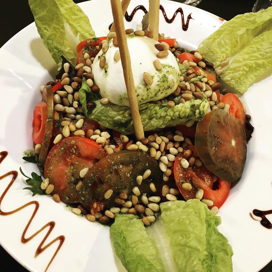 beefhouseblog's tweet photo. SUGGESTION 💡│Un peu de fraîcheur avec la salade Nolita, histoire de changer des burgers 🍽 ! Retrouvez-nous à BeefHouse #CarréSénart👌🏻
📸 @ anne_cookie77 https://t.co/IeNwvpTK4U