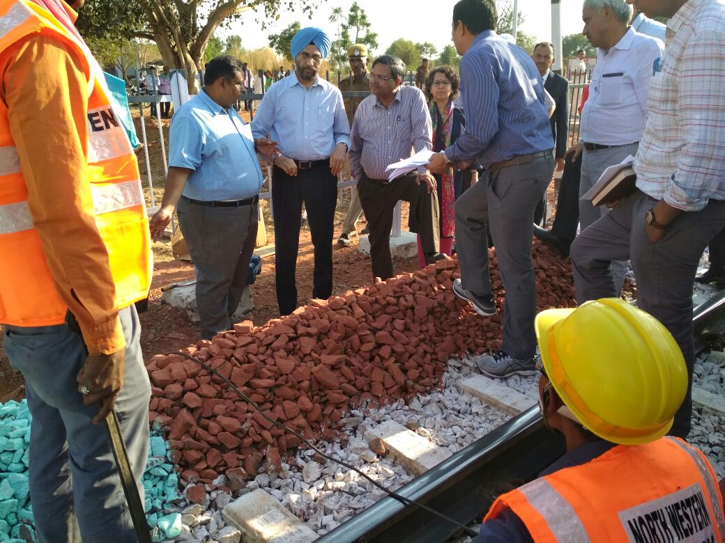 DespLnk's tweet photo. Inspection of Double Manned Interlocked Engineering LC no.166 between Arniya and Bhan Kari by @GMNWRailway Sh. T.P. Singh #AnnualInspection Alwar-Jaipur section of #JaipurDivision @NWRailways https://t.co/0TewjuBCCh