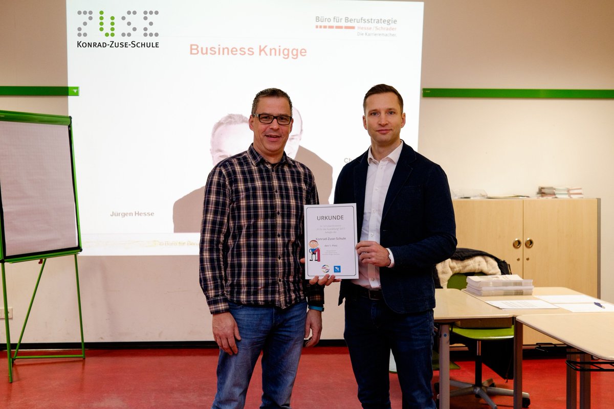 aubiplus's tweet photo. In Kooperation mit @DieTechniker und @hesseschrader haben wir im letzten Monat den 1. Preis "Business-Knigge-Seminar" an der Konrad-Zuse-Schule in #Hünfeld durchführen lassen. Auch eine #Urkunde durfte die Schule entgegennehmen!
#ausbildung #schulwettbewerb #seminar #azubi2018 https://t.co/PiGaCYdpy8