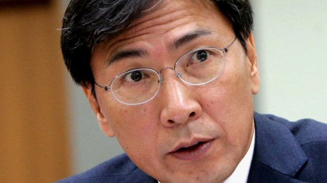 [JTBC 뉴스룸] "안희정 지사에 수개월간 성폭력 당해" 현직 비서 폭로. 김 씨는 비서로 있던 지난 8개월 동안 안 지사로부터 4차례 성폭행은 물론 수시로 성추행을 당했다고 밝혀. 미투 운동이 사회전반으로 퍼져나갔을 때도 성폭행이 있었다고 전해.