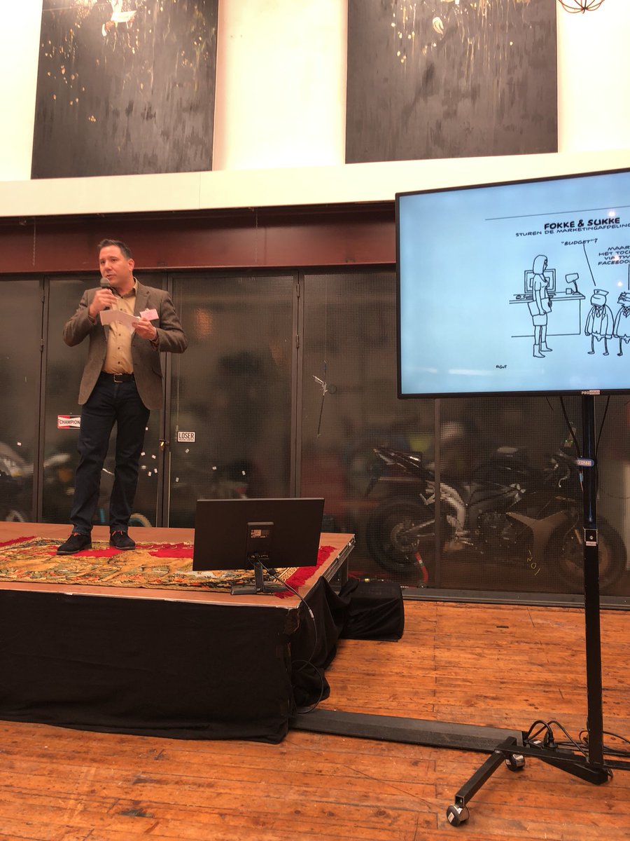 StorymakersEven's tweet photo. Namens Antor is @TirsoTromp op het podium om uit te leggen hoe bestemmingen werken. #storymakers https://t.co/1V2oZoQJs0