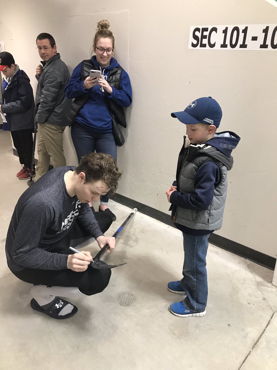 bgraham15ox's tweet photo. @RonMacLeanHTH tonight my son had his hockey dreams come true when he met Andrew Nielsen from the Toronto marlies. Gave him his stick. Came out of dressing room to talk to him. Gave him huge one on one time. Keeping the love of the game going. Huge respect for this young player. https://t.co/b2Vdqrfa7e