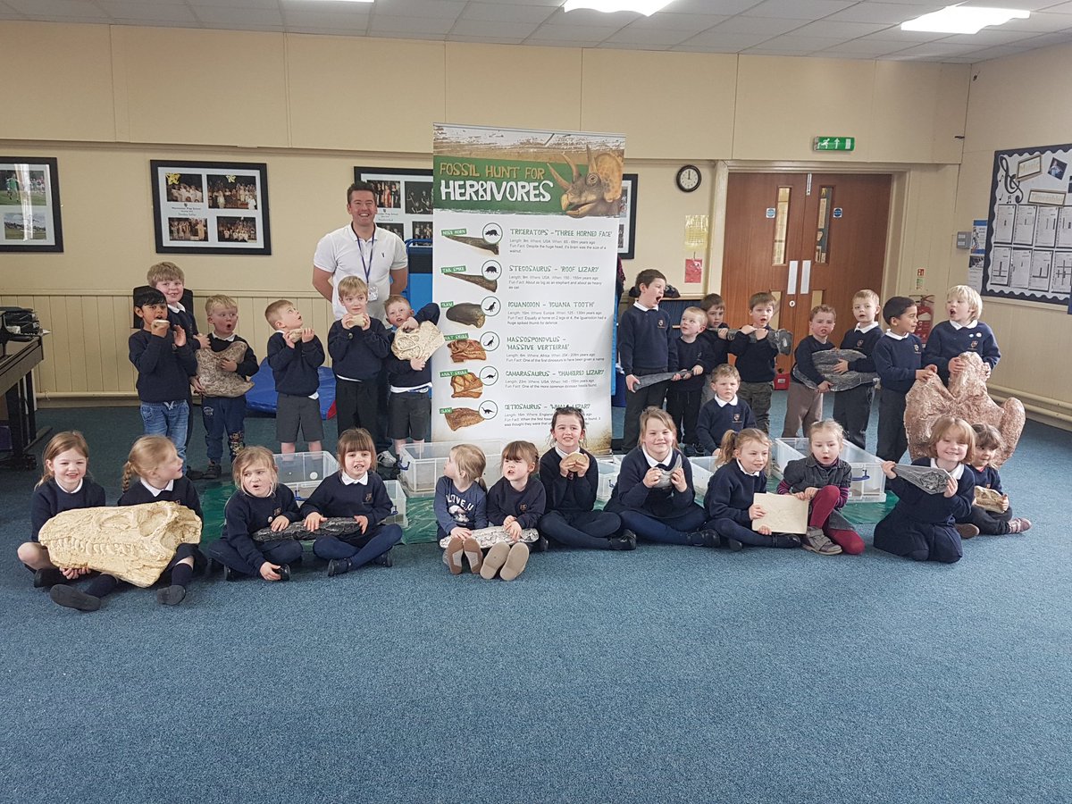 Mrs_Finns's tweet image. @educationgroup thank you Chris for a fun interactive workshop! @WarminsterPrep #lifelongago #fossils