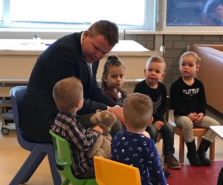 CDAEmmen's tweet photo. Alle kinderen in Emmen tussen 2,5 en 4 jaar kunnen dit jaar terecht bij een voorschool in eigen buurt.  CDA onderwijs wethouder Robert Kleine was op mini-toernee langs de voorscholen om het te vieren. 
Zie: https://t.co/aOGuQ9Nu2Z
@CDAEmmen https://t.co/zloDX2Y3qY