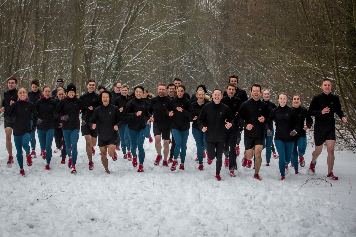 Fattymustrun's tweet photo. If you think you can argue this photo is a diverse representation of UK running you need to read this and check your privilege https://t.co/wGQQSpFwjg https://t.co/M7YTHskifL