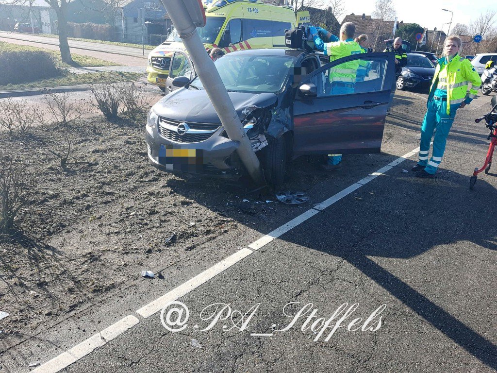 niet_aanwezig's tweet photo. Ter plaatse geweest Aalsmeerderweg/Middenweg #Aalsmeer tussen 2 PA's met @POLAU247 @kazerneaalsmeer @AmbuAmsterdam . 1 slt voor controle naar ziekenhuis ivm nekklachten.
Vtgn geborgen door @Bergnet_NL #ZIUT heeft de lichtmast verwijderd. https://t.co/aJov9tFo6t