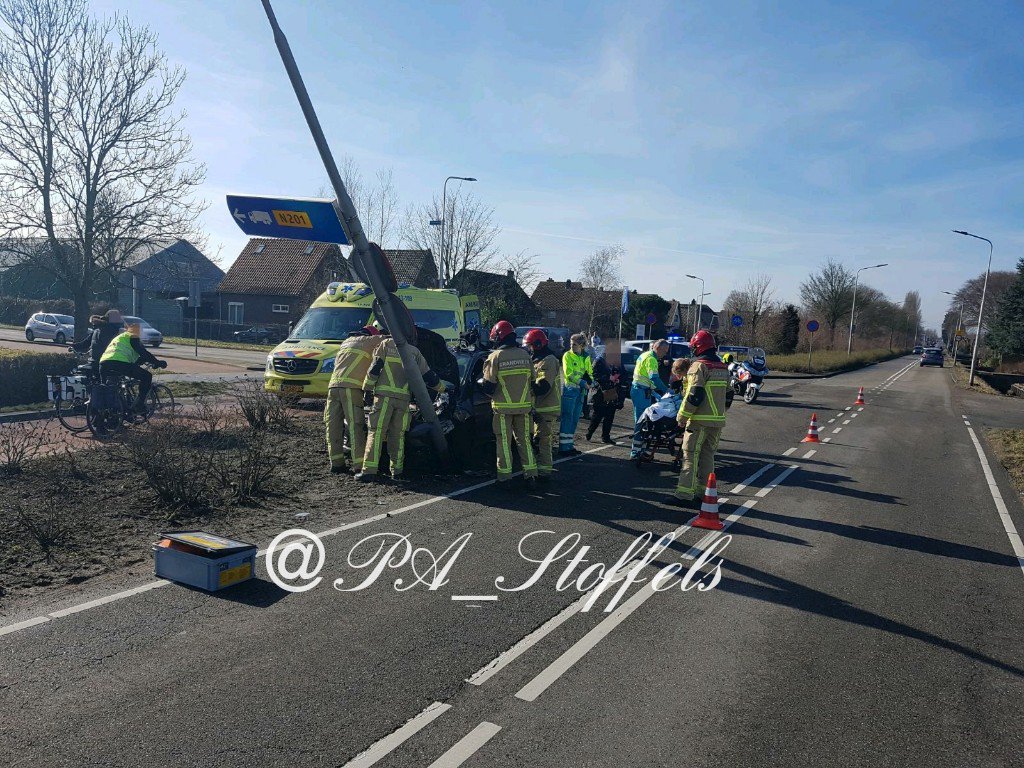 niet_aanwezig's tweet photo. Ter plaatse geweest Aalsmeerderweg/Middenweg #Aalsmeer tussen 2 PA's met @POLAU247 @kazerneaalsmeer @AmbuAmsterdam . 1 slt voor controle naar ziekenhuis ivm nekklachten.
Vtgn geborgen door @Bergnet_NL #ZIUT heeft de lichtmast verwijderd. https://t.co/aJov9tFo6t