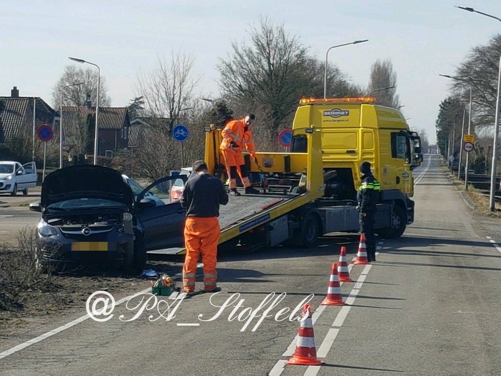 niet_aanwezig's tweet photo. Ter plaatse geweest Aalsmeerderweg/Middenweg #Aalsmeer tussen 2 PA's met @POLAU247 @kazerneaalsmeer @AmbuAmsterdam . 1 slt voor controle naar ziekenhuis ivm nekklachten.
Vtgn geborgen door @Bergnet_NL #ZIUT heeft de lichtmast verwijderd. https://t.co/aJov9tFo6t
