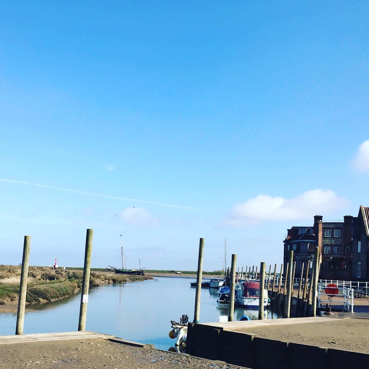 BlakeneyCottage's tweet photo. Beautiful start to the week #Blakeney #MondayMotivation #snowsgone https://t.co/PiCmsFFEQa