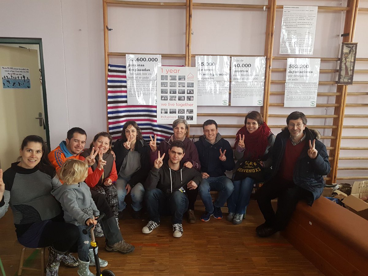 miguel_csaiz's tweet photo. Ayer estuvimos con @RefugiadxsAdH en #Alcala conociendo su importante labor y presentando proyecto @sol2refugees . Hablamos también de movilización 17M contra la política migratoria de la UE. Muchas gracias por la acogida y el apoyo recibidos compañerxs! https://t.co/M5xQOicMfI
