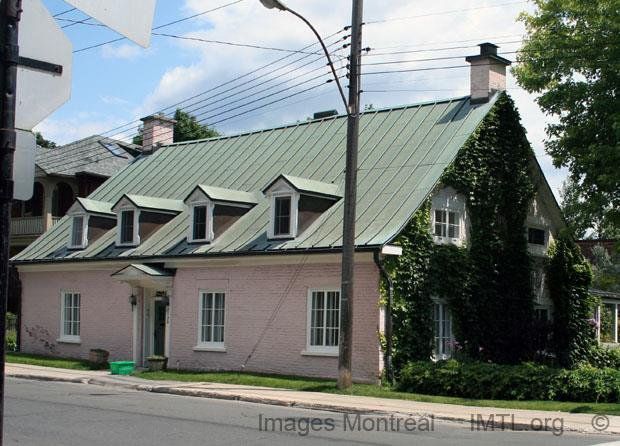 Le régime français à #Montréal Maison Descaris (1700), NDG Chemin Côte-Saint-Antoine