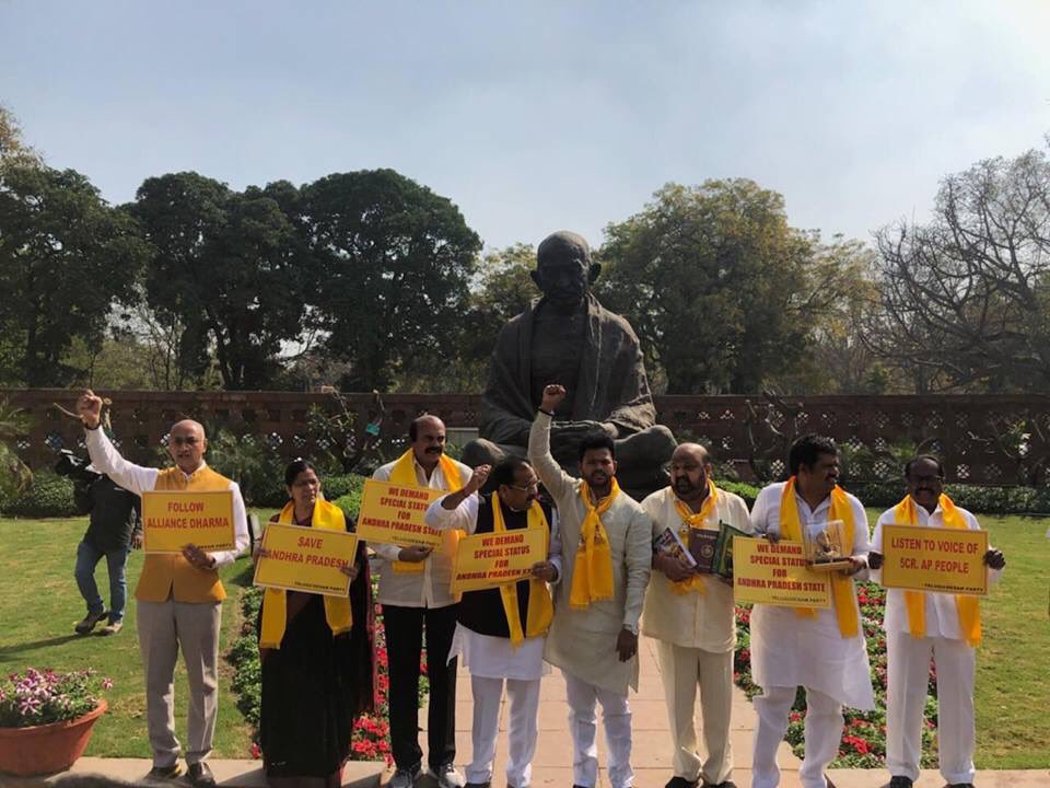 vanusblog's tweet photo. We continue our demand to #GetOurDue on behalf of the 5 Cr. people of AP in Parliament... The house has been stalled on the 1st day of the session. The protest entered Day 6.  #APDemandsJustice 
#BJPcheatedAP 
#Bjpantisouth https://t.co/TJerivEqPV