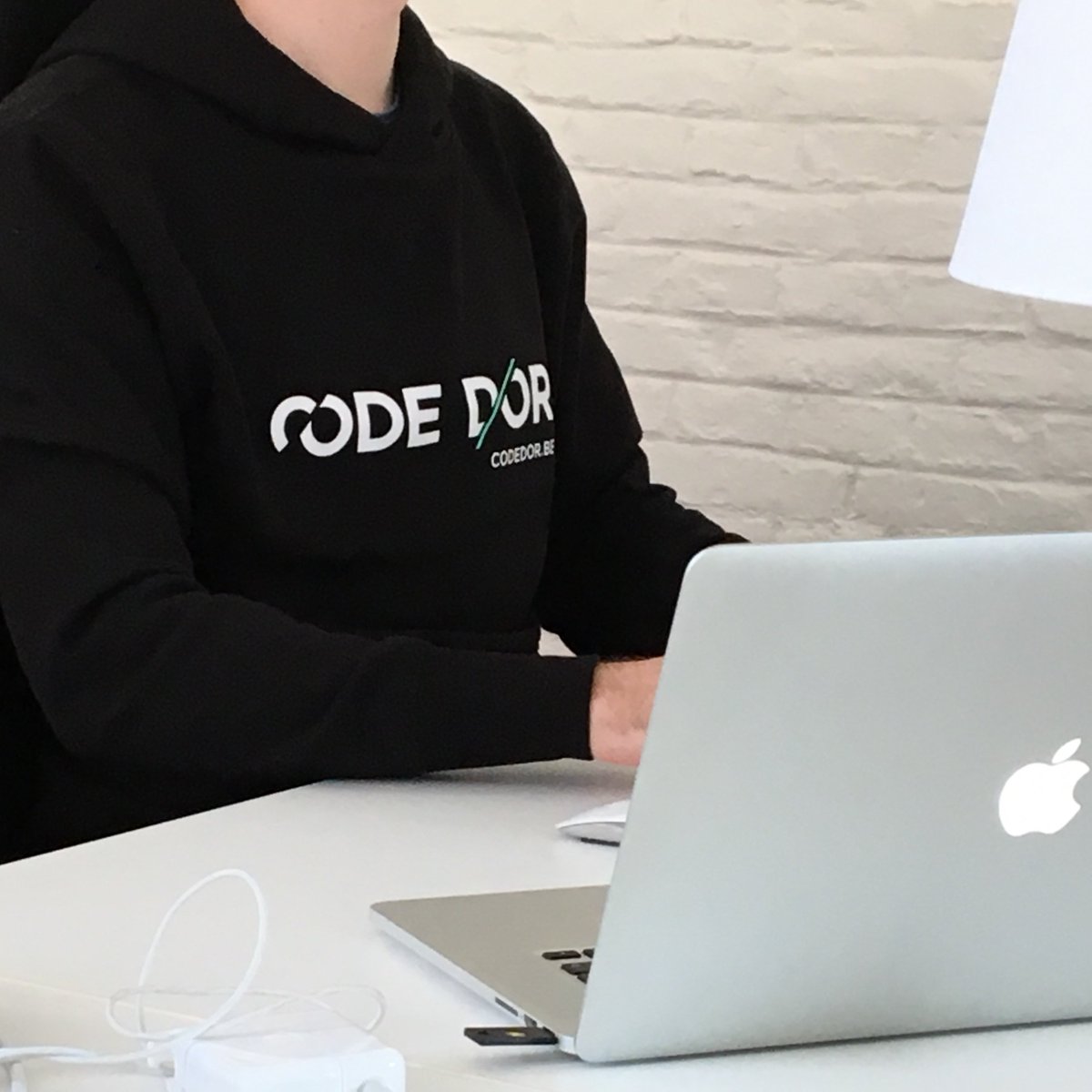 codedor_be's tweet image. We hebben gloednieuwe merchandise en daar zijn we fier op! 💪🏼 #merchandise #codedor #team