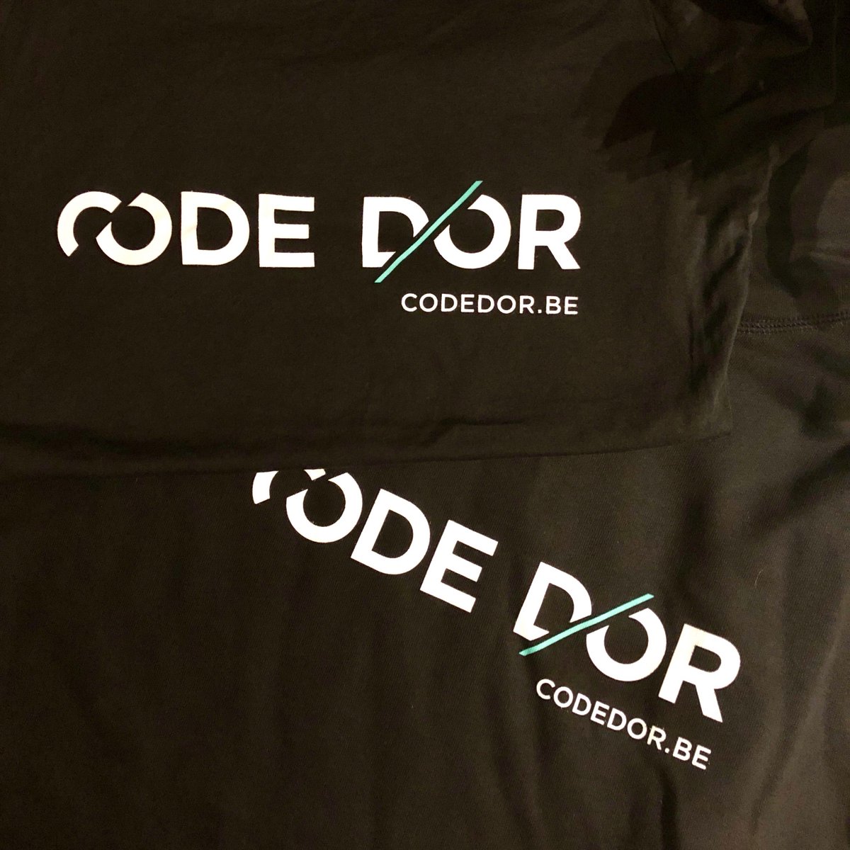 codedor_be's tweet image. We hebben gloednieuwe merchandise en daar zijn we fier op! 💪🏼 #merchandise #codedor #team