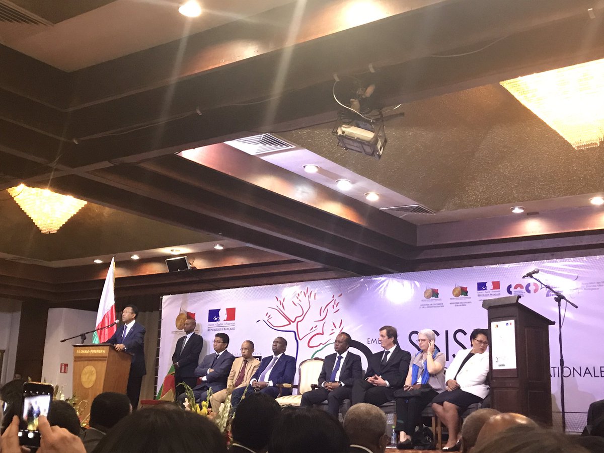 acgaudru's tweet photo. Qd la chanson frse s'invite aux Assises dela #coopdec franco-malgache,le Pdt de la République file la metaphore de "voyagesentrain" #culture https://t.co/EbJd40XbOA