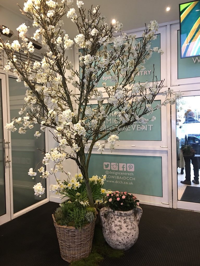 hudafarran's tweet photo. Flowers all around #londondesignweek #flowerpower #welcomespring https://t.co/uGK7ic8cHV