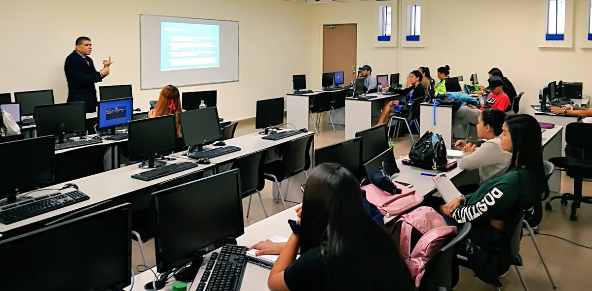 tareatuitera's tweet image. Empezamos el conversatorio en la clase de #Perdig18 con nuestro invitado para hablar sobre la evolución de la comunicación tradicional a la digital #experienciasdigitales