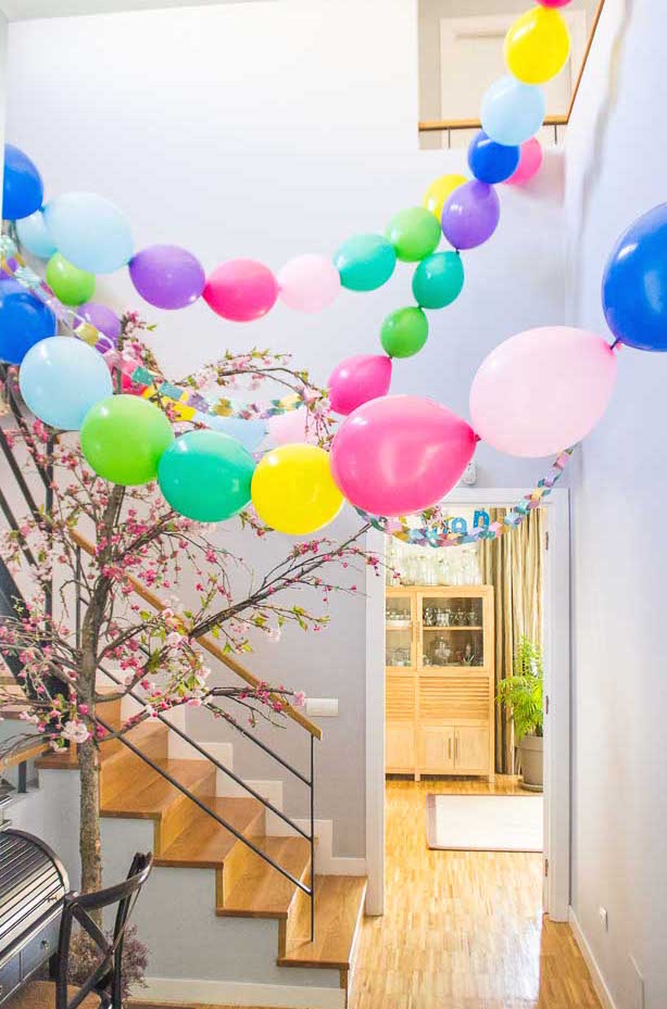 Ayer sorprendí a alguien al entrar por la puerta con muy poca cosa...¿no os parecen super lucidas estas #guirnaldas de #globos? Soy muy fáciles de hacer ow.ly/Gizt30iKTWu