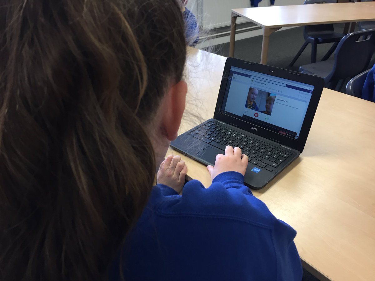 MrAKnottTreg's tweet photo. Defnyddio @Flipgrid trwy @MicrosoftTeams i drafod ein hanturiaethau yn yr eira. Using @Flipgrid to discuss our adventures in the snow. @HwbNews #llafaredd #FfCD #oracy #DCF https://t.co/jzvPdj0tlQ