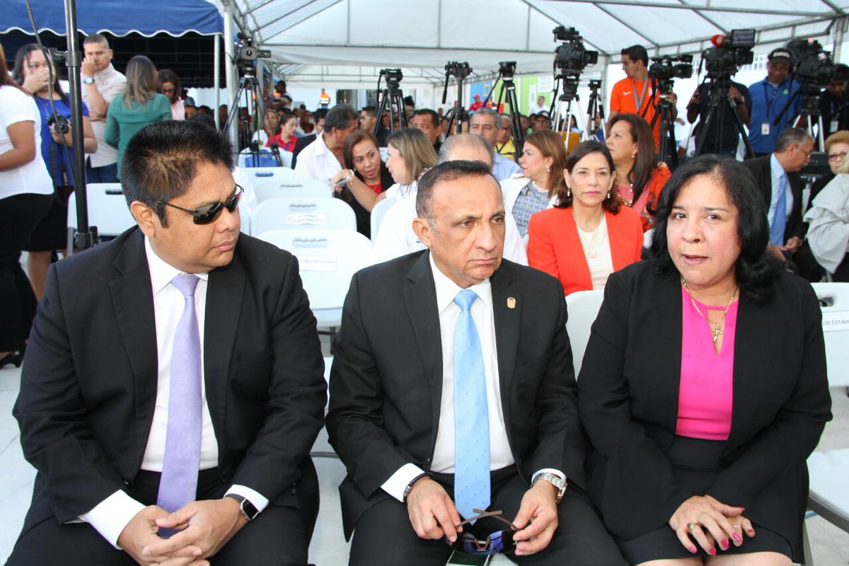 Ministro de Seguridad Pública,  Alexis Bethancourt acompañó al  Presidente de la República Sr. Juan Carlos Varela junto a diversos ministros, a inauguración del Centro de Formación Integral Bilingue "Padre Fernando Guardia Jaén"en Colinas de Pacora. #Regresoaclases