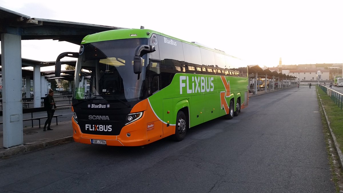 TravelSupportEU's tweet photo. Patříte mezi ty, kterým nevadí autobus ani při cestování na dlouhé vzdálenosti? Nebo třeba pro trasu Praha–Amsterdam volíte vlak či rovnou letadlo? #bus #cestování #travelling https://t.co/vsYZ342Nik