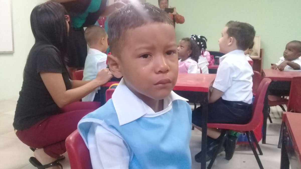 #Nacionales No hay manera de prepararnos para este momento. Miles de pequeños entran por primera vez a un aula de clases, pero para algunos es un verdadero trago amargo 
Vía: J. Moreno