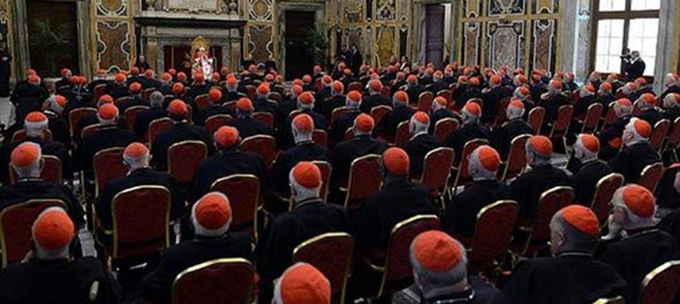 Vatikan'da panik! Eski eskort delilleriyle birlikte 40 eşcinsel papazı deşifre etti ile ilgili görsel sonucu