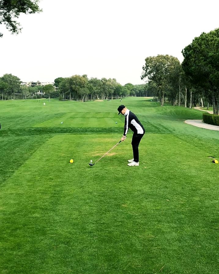 Oresam's tweet photo. Uskomattoman avauksen jälkeen totaalinen sulaminen ⛳ Onnea uudesta pullosta @MikaPiltz. Täytyy lähteä @J_Makitalo chippikouluun.. Onko #tupla tai #kuitti https://t.co/0phnad2uAO