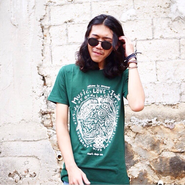 endahNrhesa's tweet photo. Dengan datang langsung ke Earstore, kamu bisa dapatkan T-shirt kami ini dan beberapa merchandise lainnya. Kalian juga bisa sembari bersantai sejenak di @earHouse karena letak Earstore tepat di Earhouse lantai 2. Yuk, datang! :)
#earstore #earmerch https://t.co/JaFNj3matr