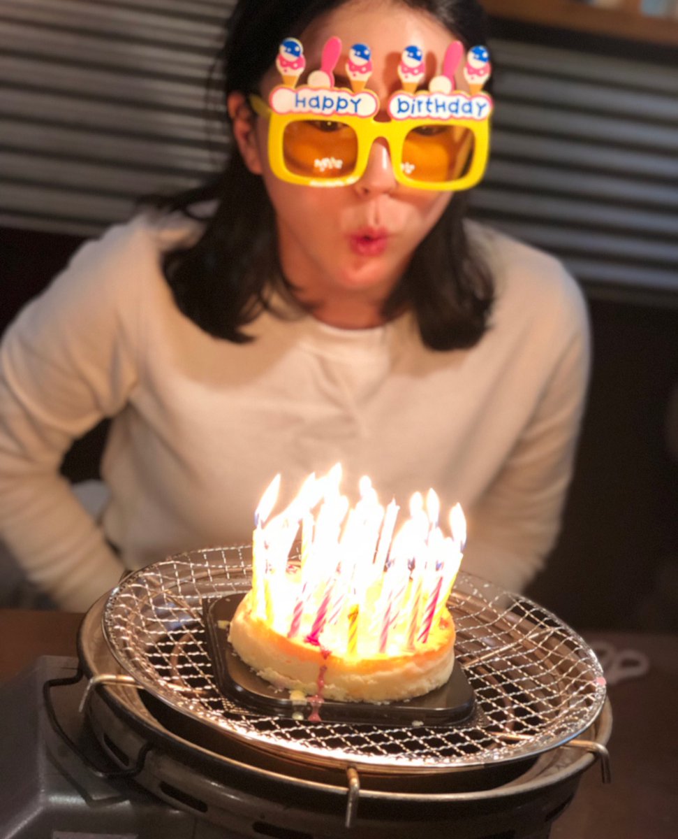 생일축하해주신분들 감사합니다 .
일본에 있어서 케익못할줄 알았는데 
축하도 많이 받고 
예쁜동생들 덕분에 초도 불었어요
고마워요 😊