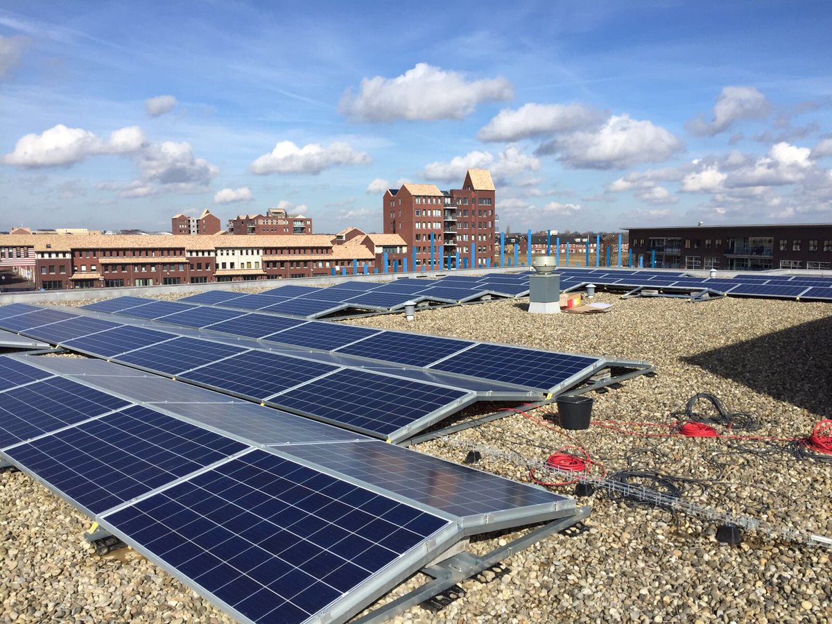 In de vakantie zijn er zonnepanelen op het dak geplaatst. #duurzaamheid #zonnetjeschijnt #goedbezig