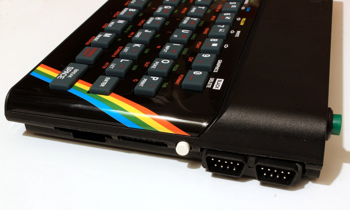 oldsoft's tweet photo. Po drobných problémech s celním řízením další fešák do sbírky. Replika s HDMI, slotem na kartu atd. #zxspectrum #retrocomp #retroradionics #8bit https://t.co/x3TEgXISpu