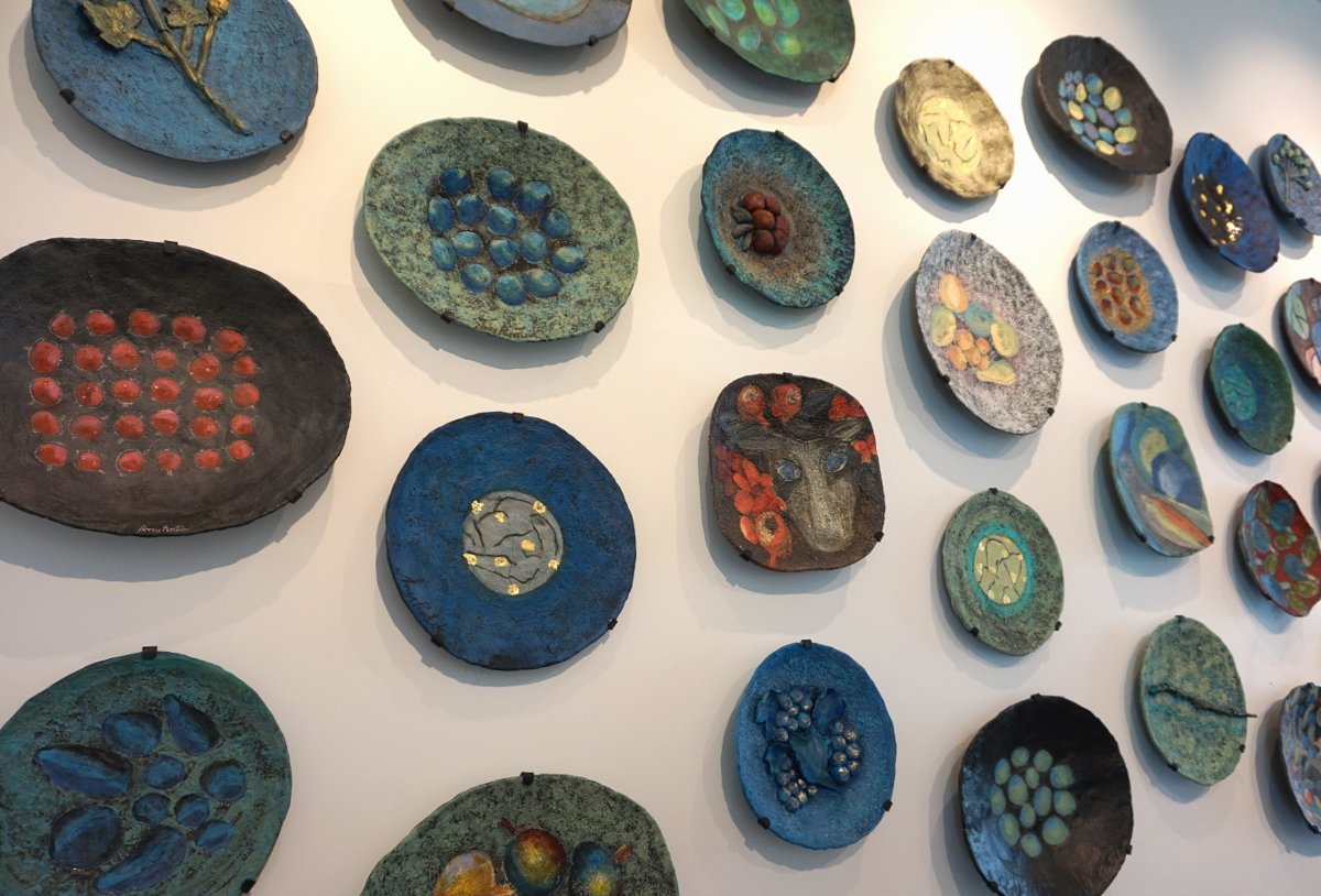 Room 180 by Anu Pentik consists of 100 wall plates that will soon decorate the rooms and hallways of Lapland Hotels Bulevardi in Helsinki. The rustic pieces have been inspired by the nature of Lapland. The exhibition can be found at Anu Pentik Gallery until the end of May.