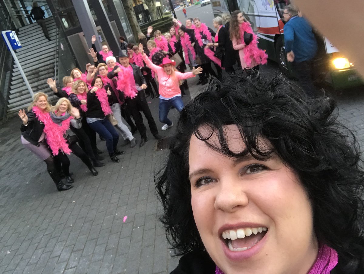 hethazeskoor's tweet photo. Vanavond hebben we geen repetitie maar zijn we publieksjury bij het programma “Topper gezocht”. Leuk, gaan we zwaaien naar @jvdboom 🎀 #hethazeskoor https://t.co/spoAvb0RkM