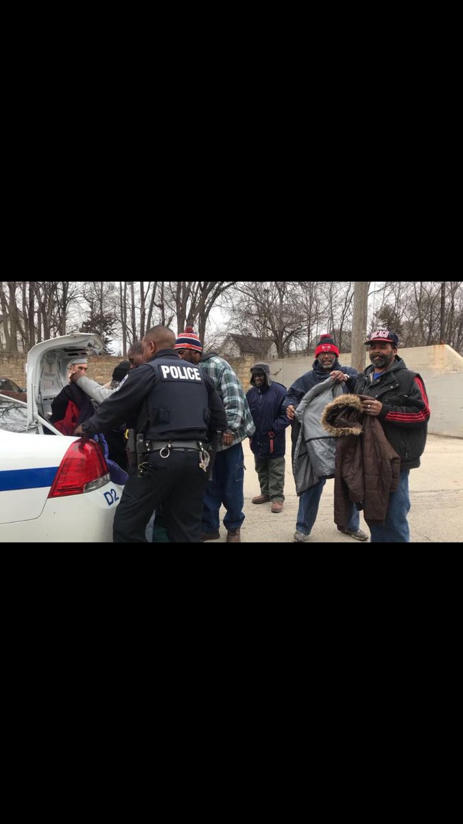 OfficerThurmond's tweet photo. Doesn’t take much to make someone’s day.
#CommuityPolicing #Police #OfficerET https://t.co/GjPMlIZHYi