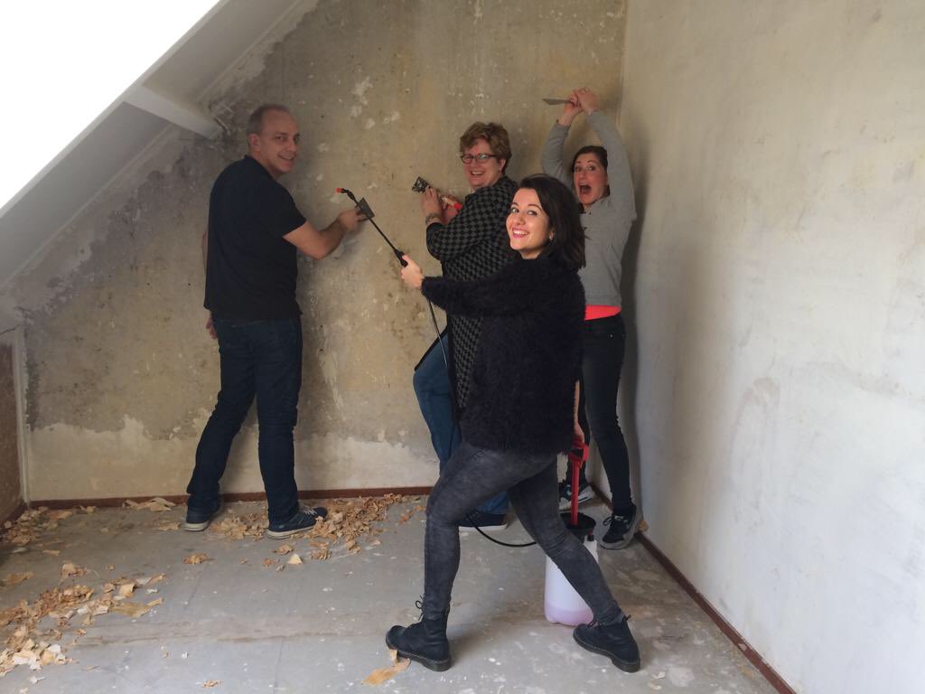 Vandaag hebben we samen met clienten geklust aan hun nieuwe huis! Een keer samenwerken op een andere manier! #SHL #socialewijkteamsalmelo