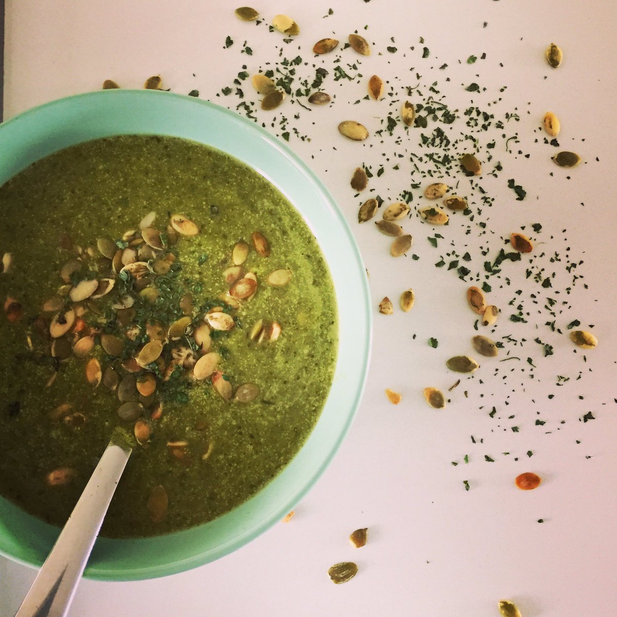 BioLief's tweet image. Een heerlijke volle soep op dag 1 van de week zonder vlees: een pittige boerenkoolsoep! Het recept vind je op de Facebookpagina van BioLief. Smakelijk! #soep #boerenkool #courgette #kokosmelk #pompoenpitten #vegan #vegetarisch #paleo #heerlijkgevuld #smakelijk