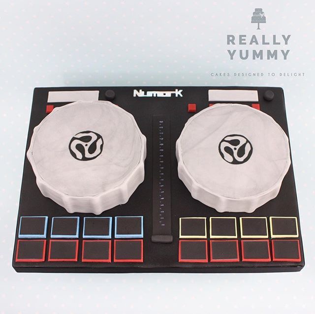 ReallyYummy's tweet photo. For that budding DJ in your life.... this was for a 21st birthday, a cake version of his decks.... ❤️ #numark #djdecks #birthday #reallyyummycakes #cakedesigner #bespokecakes #hampshirecakes #winchestercakes #cakes #winchester #hampshire #designercak… https://t.co/ggLJiXrXDo https://t.co/3topiyepd7