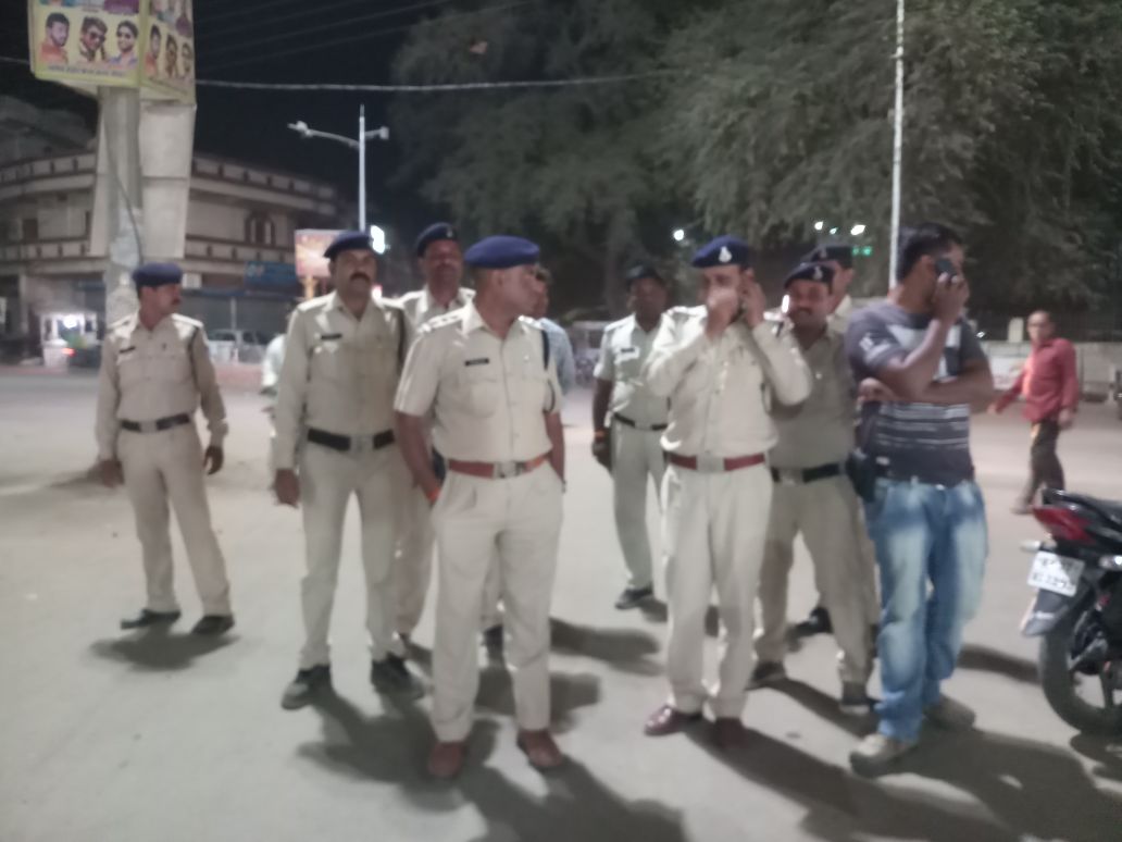 SpSehore's tweet photo. सीहोर। नगर पुलिस अधीक्षक एस आर सेंगर एवं थाना प्रभारी कोतवाली श्री अजय नायर ने किया शहर का पैदल भ्रमण , सुधारी व्यवस्था । वहीं आपराधिक तत्वों पर कार्यवाही करते हुए 02 फरार स्थाई वारंटियों की धरपकड़ कर किया गिरफ्तार...... https://t.co/F6zMST8G33